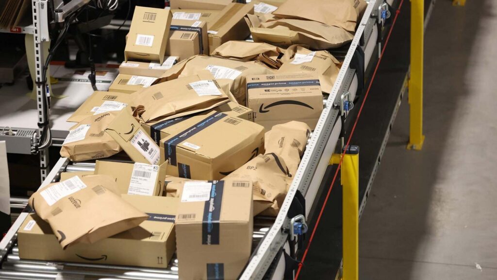 Vânzările Amazon le depășesc pe cele ale altor comercianți online