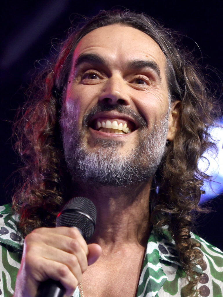 Russell Brand, între scandal și renaștere religioasă: actorul britanic vorbește despre trecutul său și convertirea la creștinism