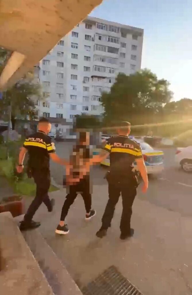 (VIDEO) Tânăr reținut la Craiova după ce a lovit un adolescent în plină stradă