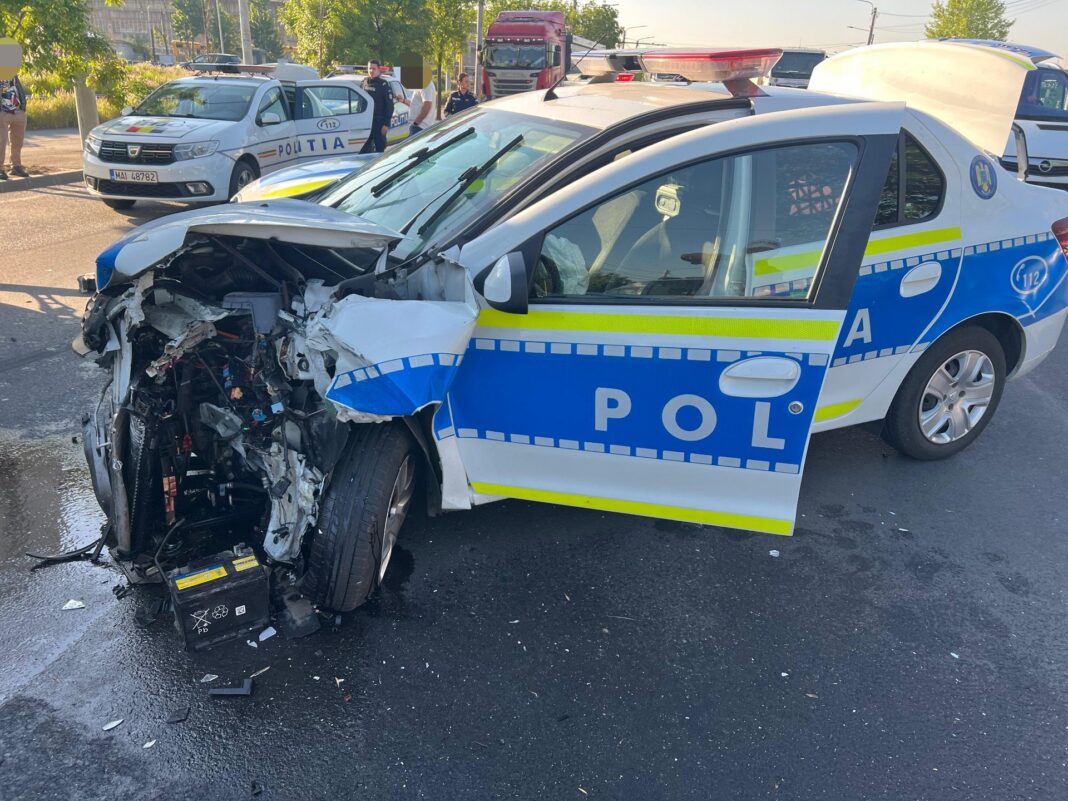 Polițiștii au pornit în urmărirea unui autoturism care lovise o mașină parcată