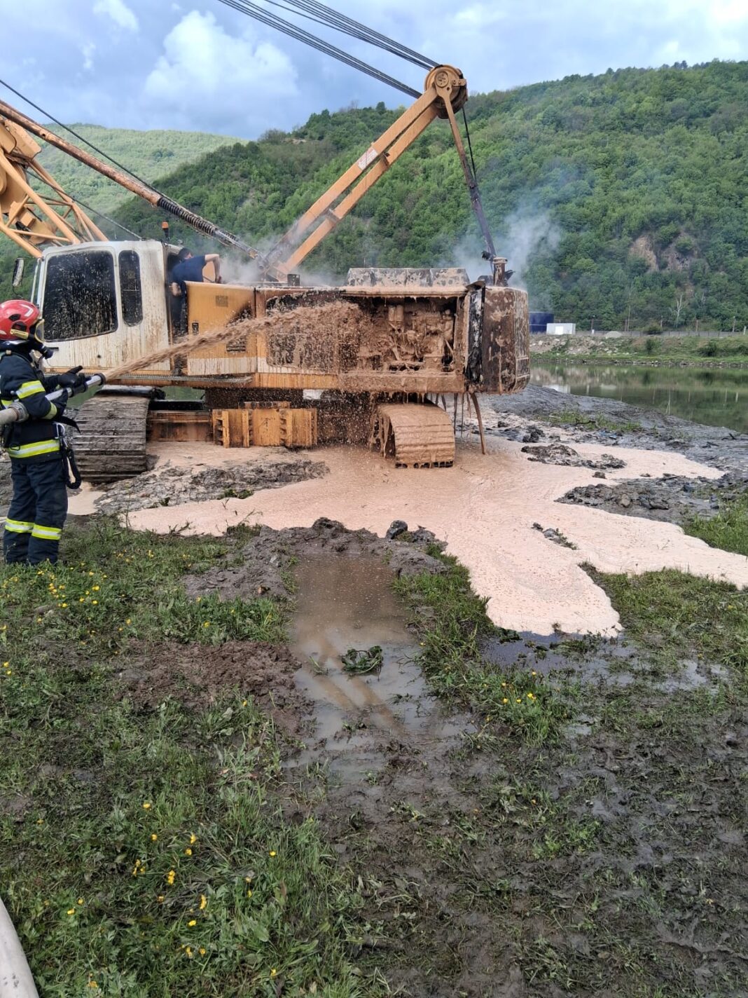 Flăcările au cuprins compartimentul motor