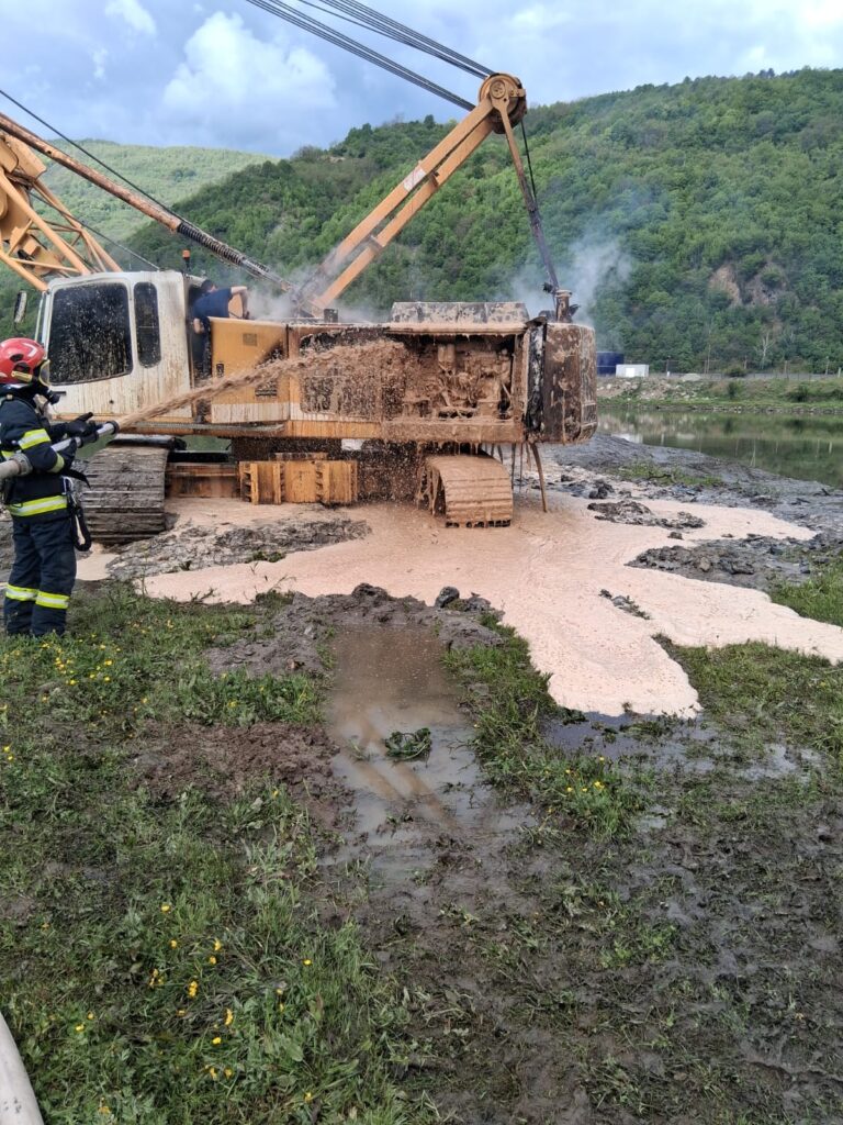 Vâlcea: Incendiu la o macara șenilată în Câineni
