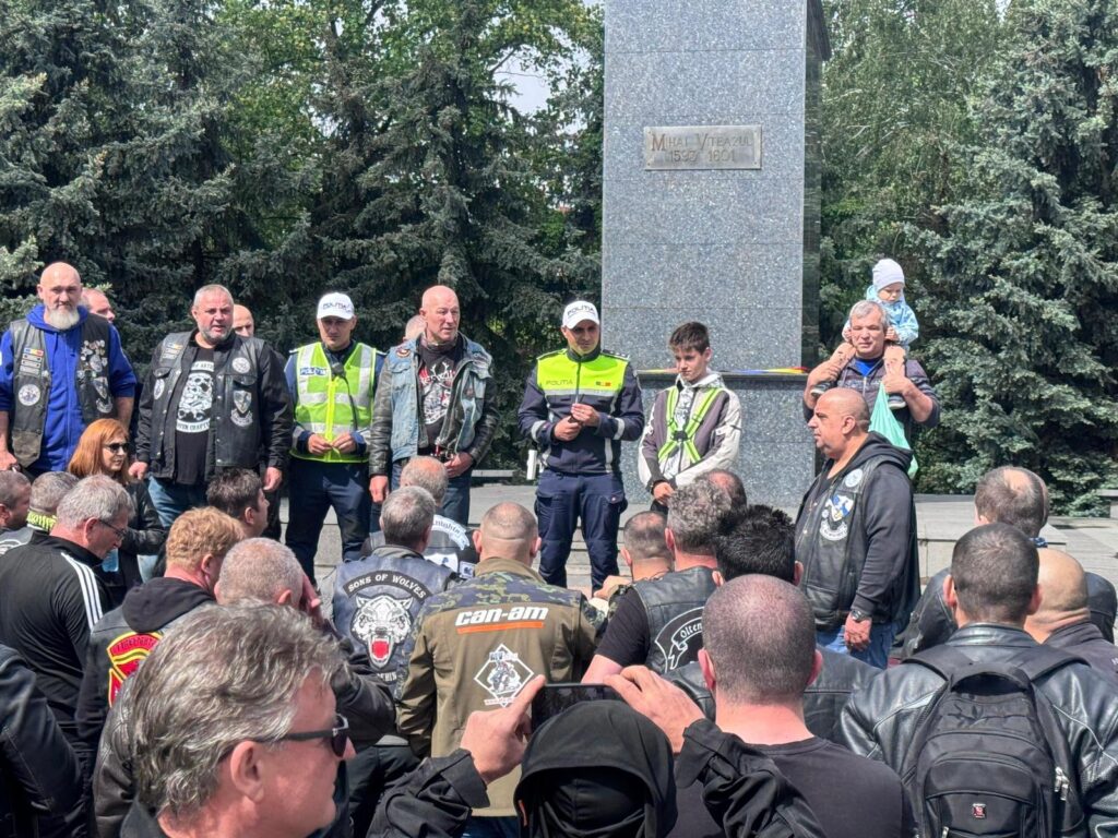 Două roți, o singură viață: lecția de siguranță predată motocicliștilor de polițiști în centrul Craiovei