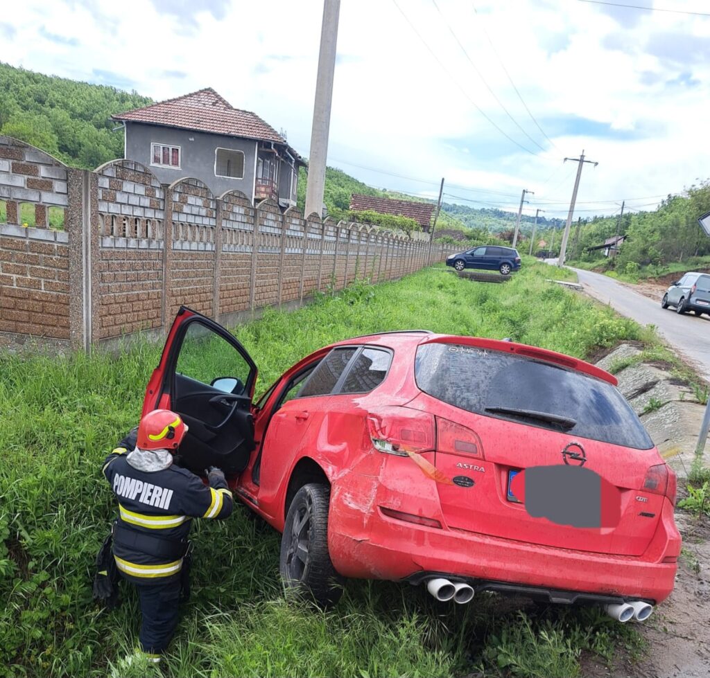 Gorj: Accident pe DN6, în localitatea Tâmna: o mașină a ieșit de pe carosabil