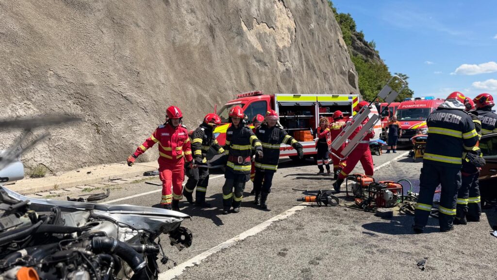 (VIDEO) Mehedinți: Grav accident pe DN6, în zona viaductului Bahna: o persoană a murit, alte trei au fost rănite