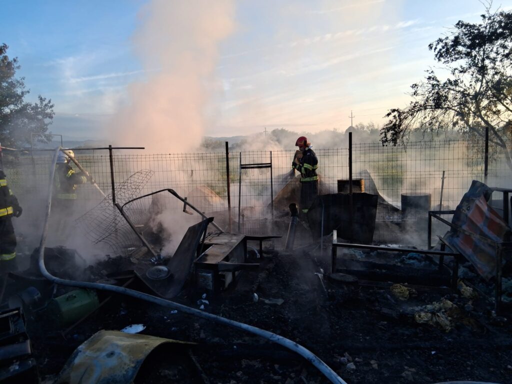 Vâlcea: Incendiu puternic la o gospodărie din Budești: o casă și mai multe anexe au fost cuprinse de flăcări