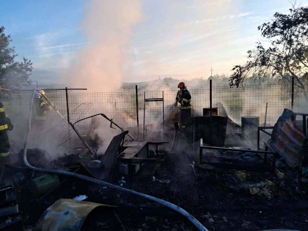 Cauza probabilă a izbucnirii incendiului a fost folosirea focului deschis în spații deschise