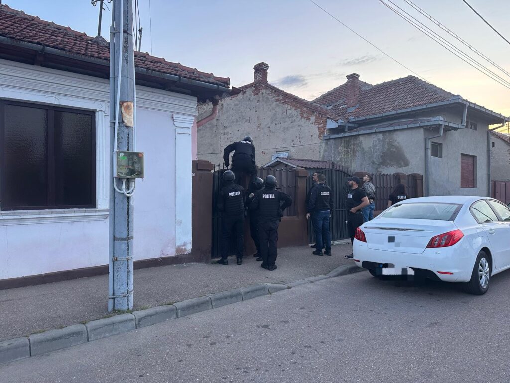 (VIDEO) Percheziții într-un dosar de proxenetism la Drobeta-Turnu Severin: bani, arme și materiale pirotehnice descoperite de polițiști