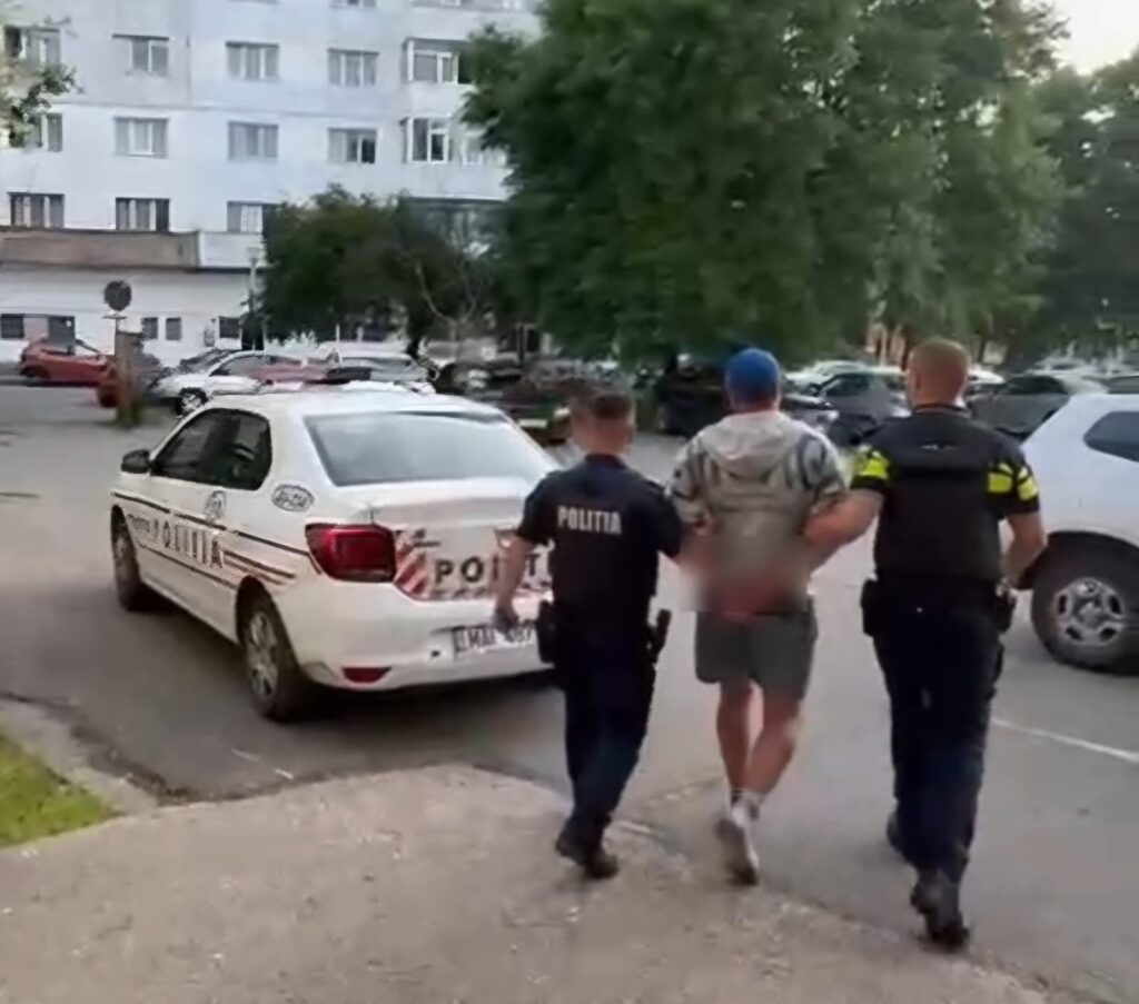 (VIDEO) Bărbat din Teasc, reținut pentru furturi repetate în Craiova: ar fi furat bani, telefoane și documente