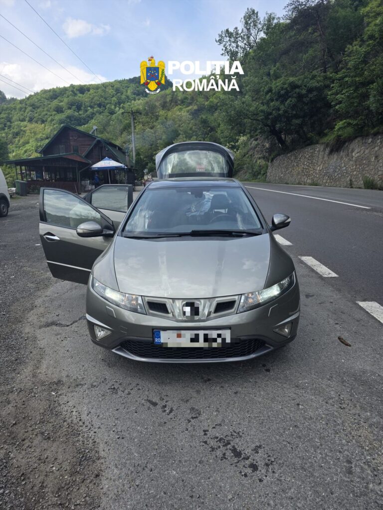 Substanțe suspecte descoperite de polițiști într-un autoturism oprit pe DN7, în Vâlcea
