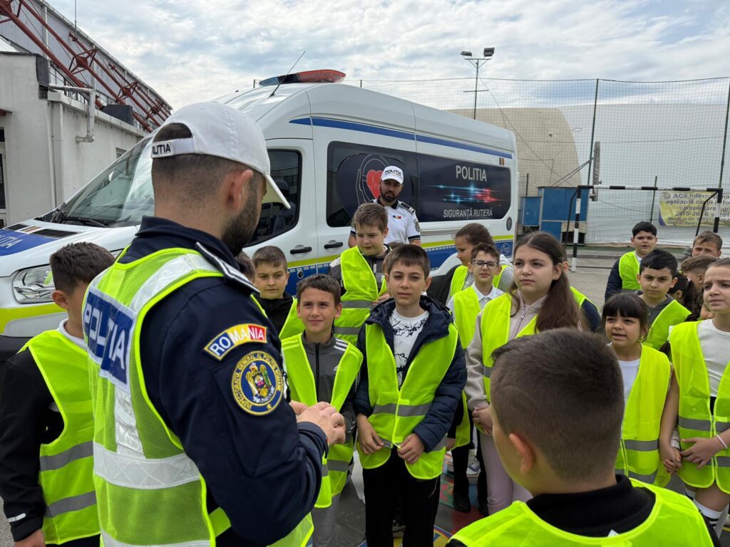 Acțiuni preventive ale polițiștilor doljeni în școli din Craiova, Calafat și mai multe localități din județ