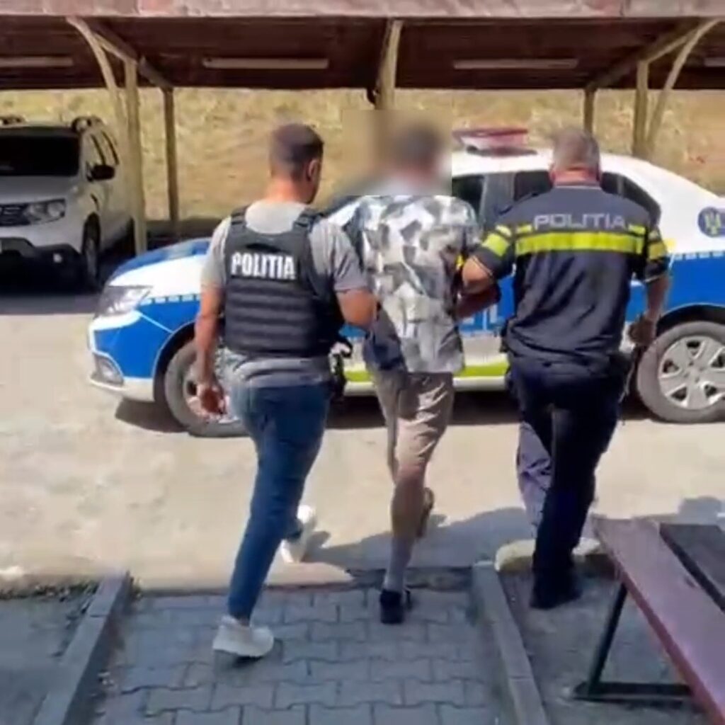 (VIDEO) Dolj: Bărbat reținut după ce ar fi furat ornamente funerare dintr-un cimitir din Calafat