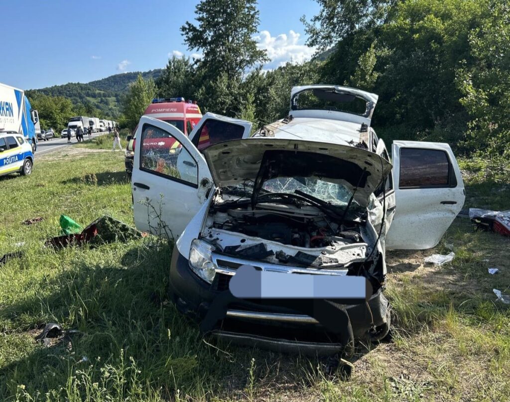 Accident pe Valea Cernei: o persoană a rămas încarcerată