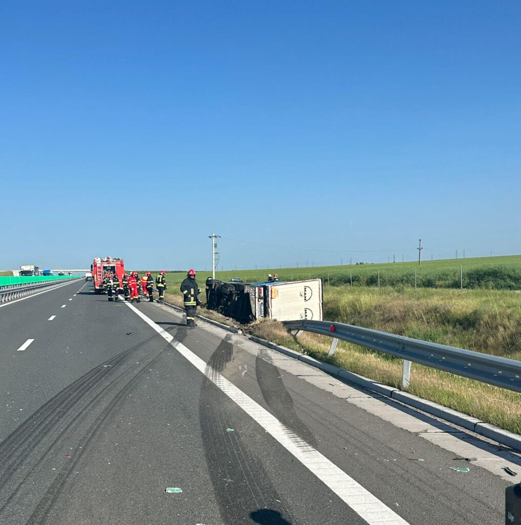 Accident pe DEx12, între Slatina și Craiova. Un TIR s-a răsturnat după ce a lovit un autoturism staționat
