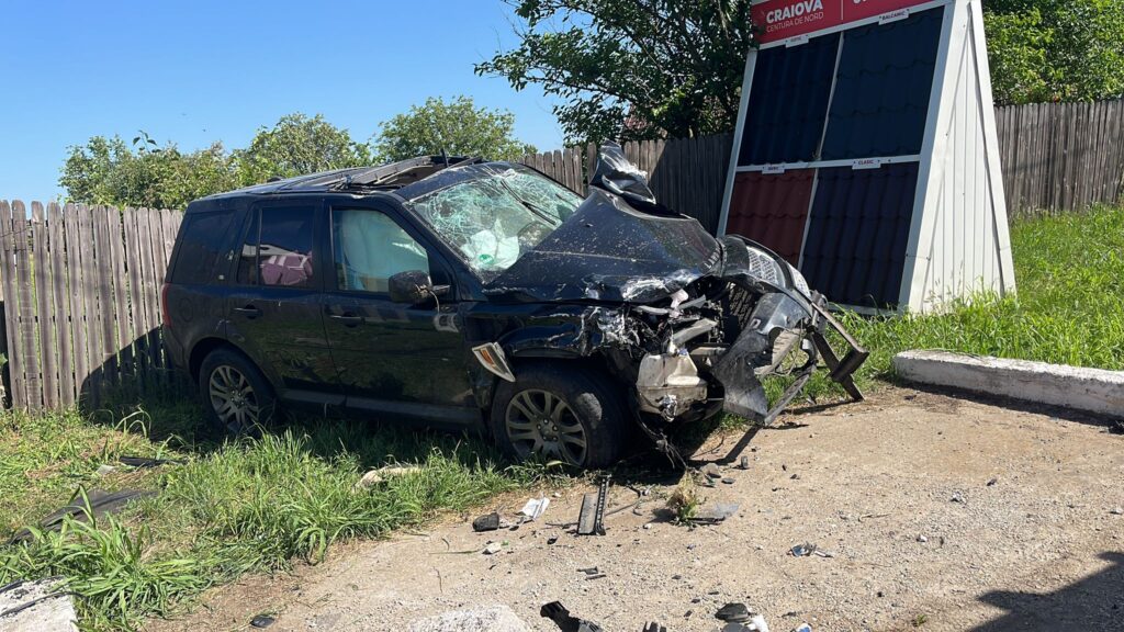 Accident pe DJ 561. Un autoturism a ajuns în afara carosabilului după impact
