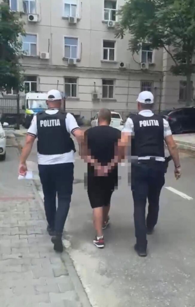 (VIDEO) Șofer din Craiova reținut după ce a intrat cu mașina în sensul giratoriu la Pielești. Avea o alcoolemie uriașă