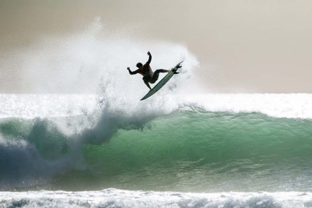 Liga Mondială de Surf se desfășoară între aprilie și decembrie