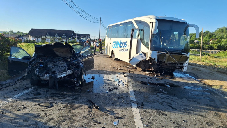 Accident grav în Mehedinți între un autocar care transporta mineri și un autoturism