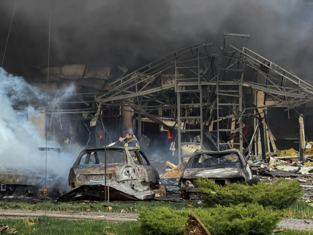 Un salvator ucrainean lucrează la stingerea unui incendiu la fața locului, în urma unui atac aerian rusesc din Zaporijia, pe 5 mai 2026 (Darya Nazarova, AFP)
