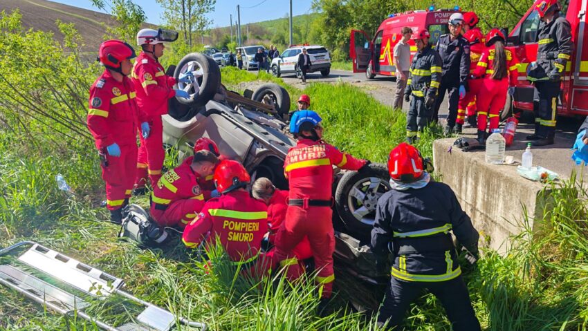 Șase răniți după ce un autoturism s-a răsturnat în șanț