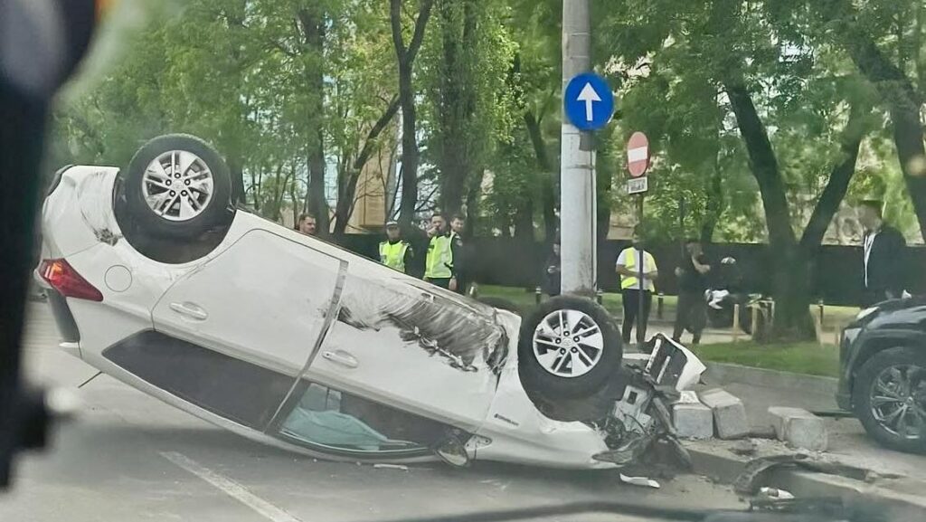 Șoferiță rănită într-un accident în care au fost implicate trei mașini
