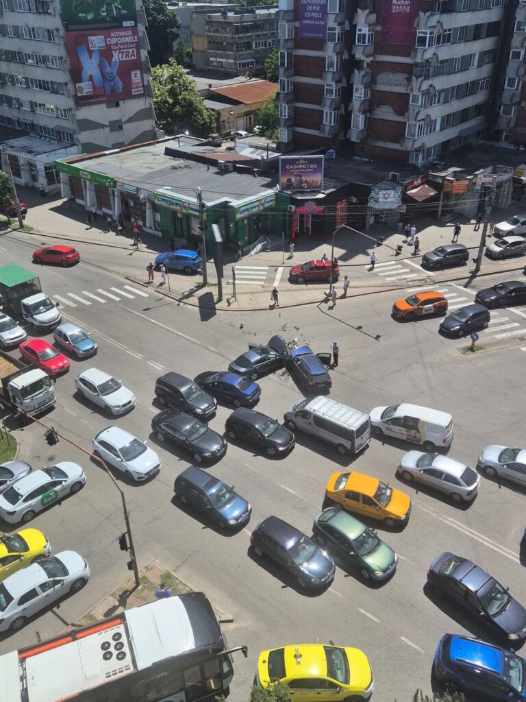 Doi răniți după ce un șofer nu a acordat prioritate la efectuarea unui viraj, în intersecția din fața Gării Craiova