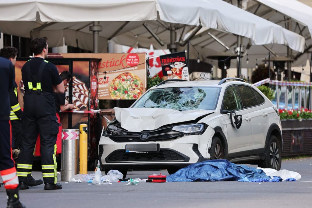 Doi morți și mai mulți răniți după ce o mașină a intrat cu viteză în mulțime, în orașul german Leipzig