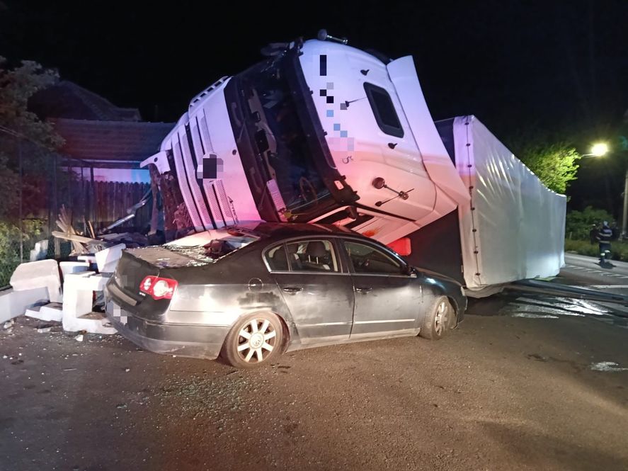 Vâlcea: Trafic blocat pe DN 7, după ce un TIR s-a răsturnat pe un autoturism parcat