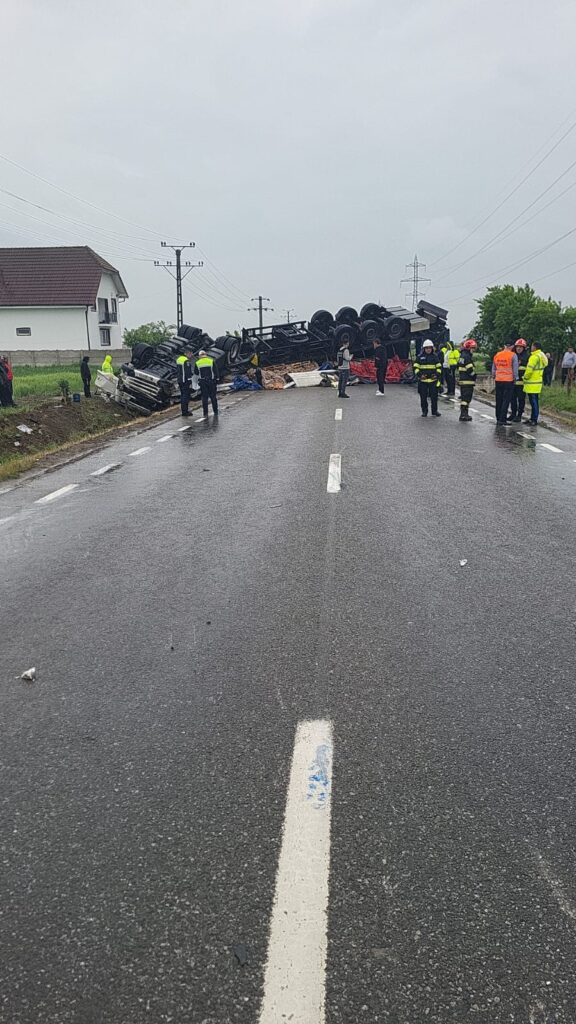 Gorj: Un șofer a murit după ce s-a răsturnat cu TIR-ul, în urma unui accident provocat de un șofer care a intrat pe contrasens