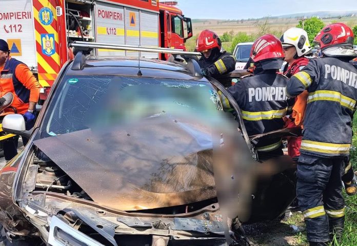 Patru răniți într-un accident în care au fost implicate două autoturisme și un TIR