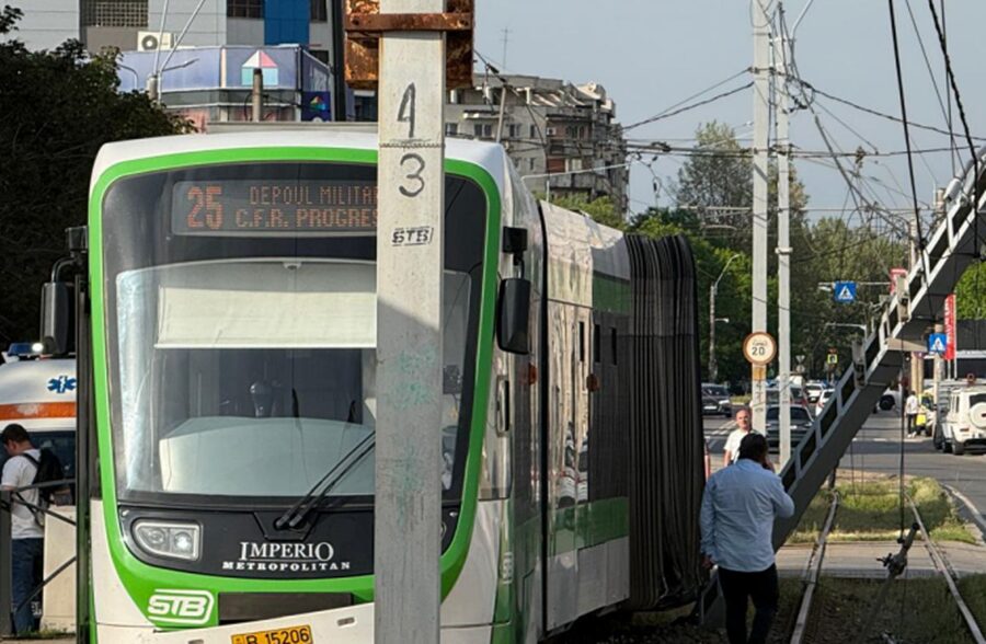 Șase răniți după ce un tramvai a deraiat și a lovit un stâlp
