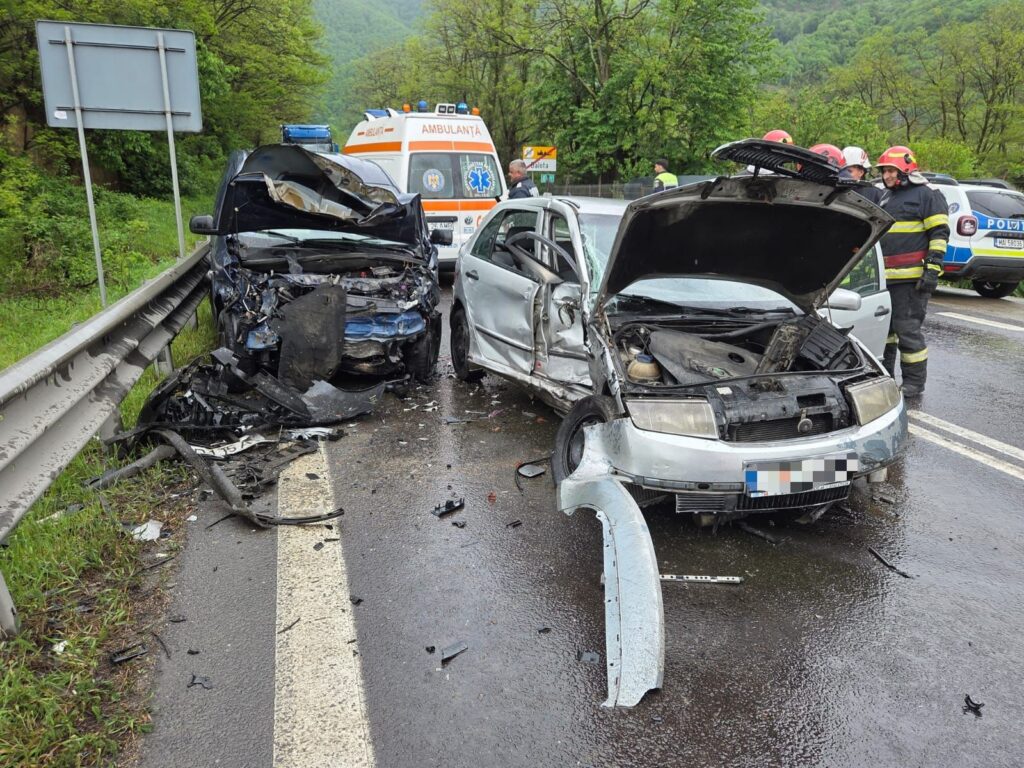 Vâlcea: Doi răniți într-un accident provocat de o șoferiță care nu a adaptat viteza la carosabilul umed