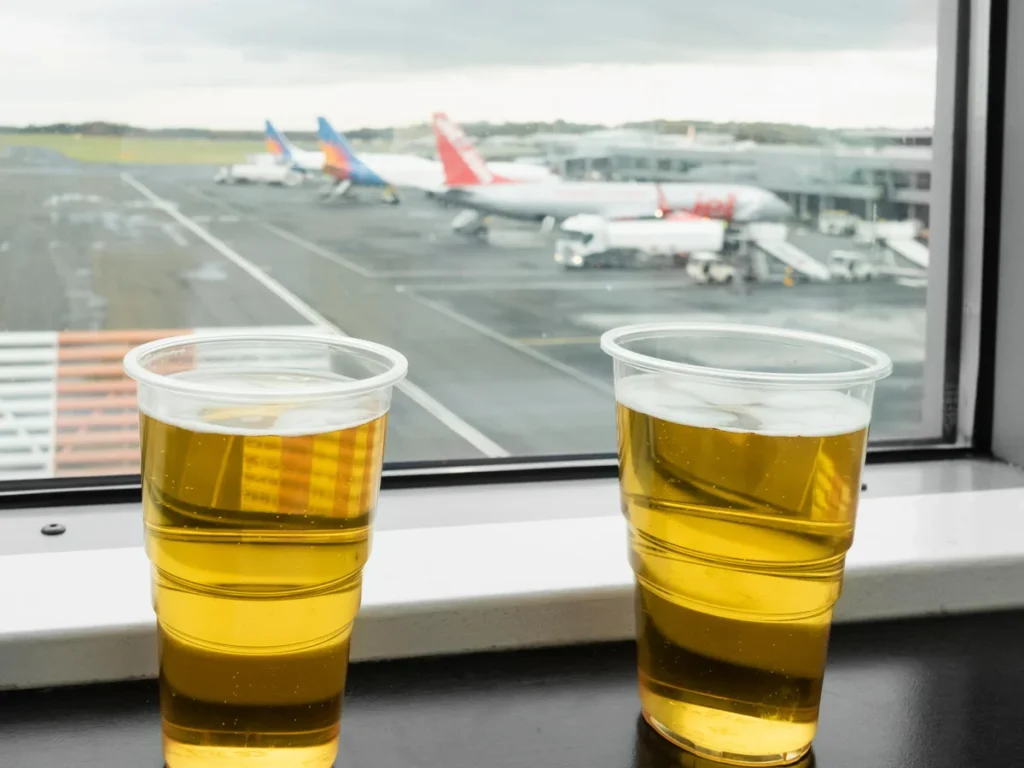 Directorul general al companiei aeriene Ryanair cere interzicerea băuturilor alcoolice în aeroporturi