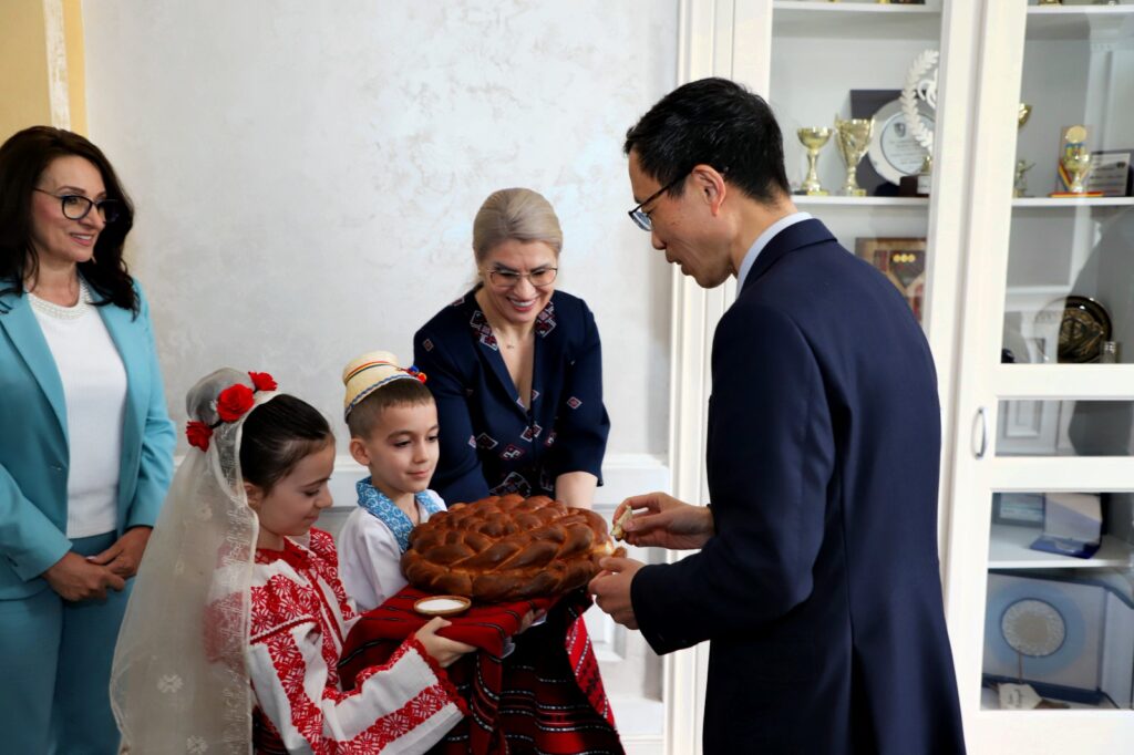 Excelența Sa Chen Feng, ambasadorul Republica Populară Chineză la București, a fost primit cu pâine și sare