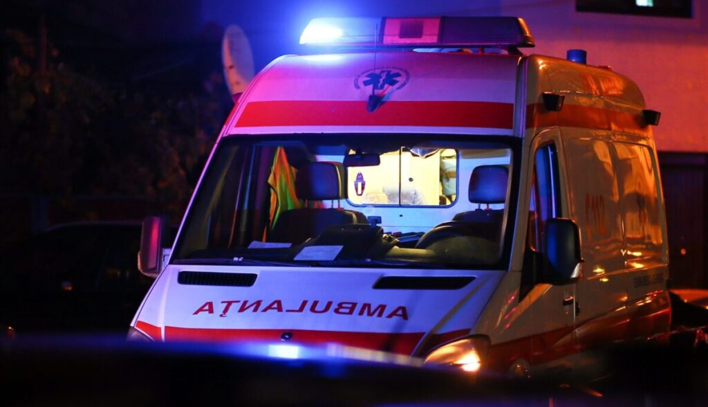 Femeie în stare gravă după ce a fost lovită în cap cu toporul de concubin