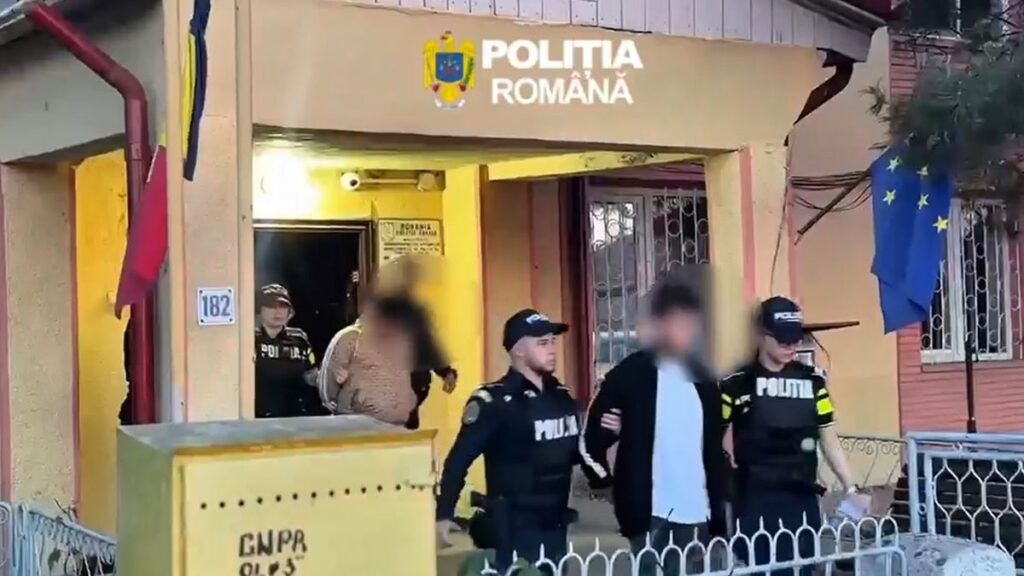 Patru bărbați, arestați după ce au legat un tânăr de un indicator rutier și l-au bătut