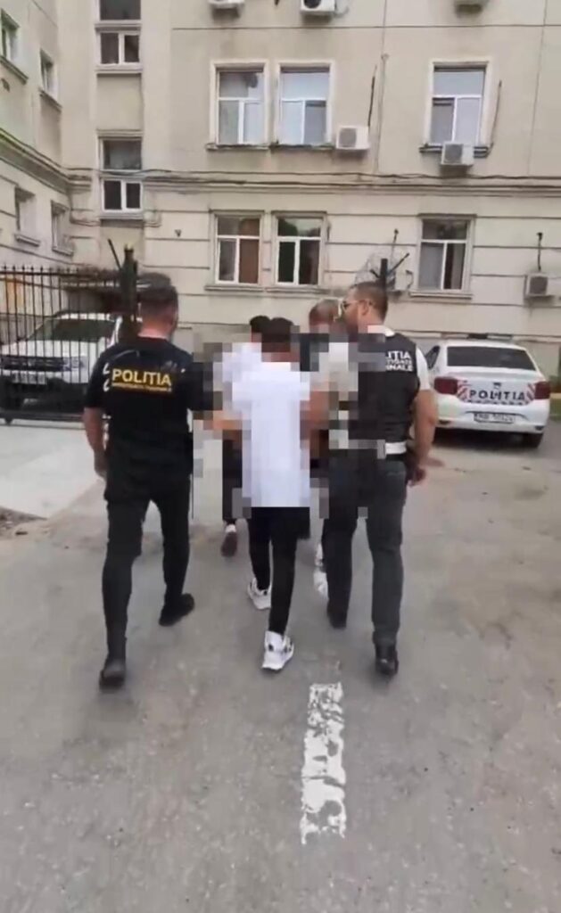 Doi tineri din Craiova, de 17 și 18 ani, arestați preventiv după ce au tâlhărit un taximetrist