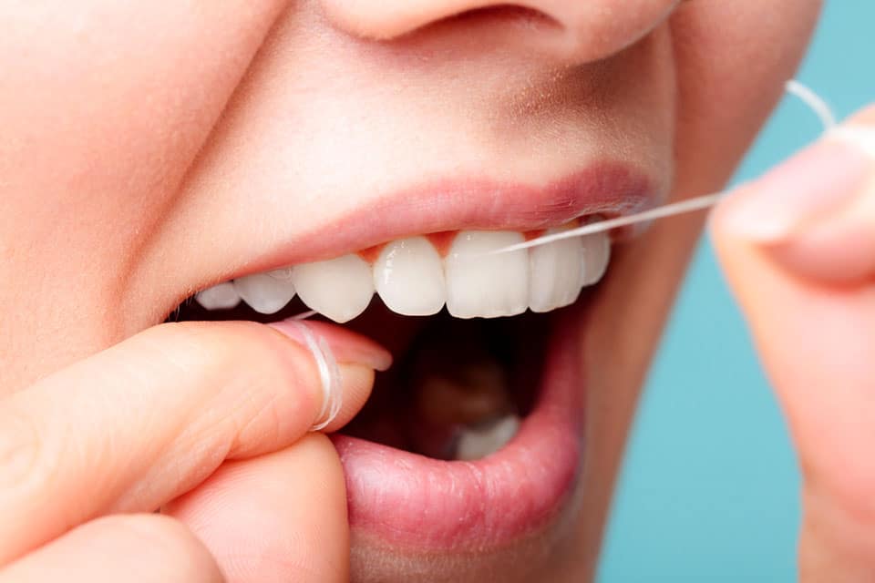 Cinci roluri esențiale ale folosirii aței dentare în sănătatea dinților