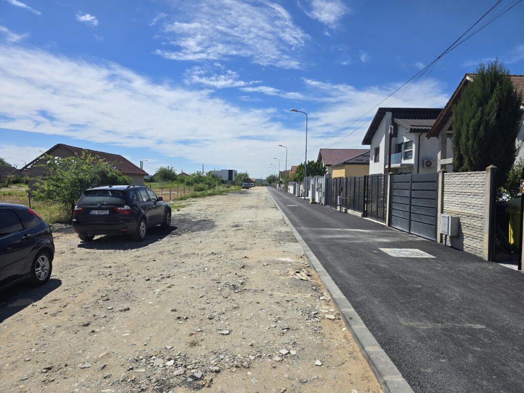 O stradă din Craiova împărțită între asfalt și pământ