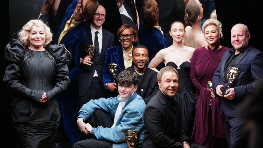 Distribuția și creatorii filmului Adolescence au pozat cu trofeele lor BAFTA