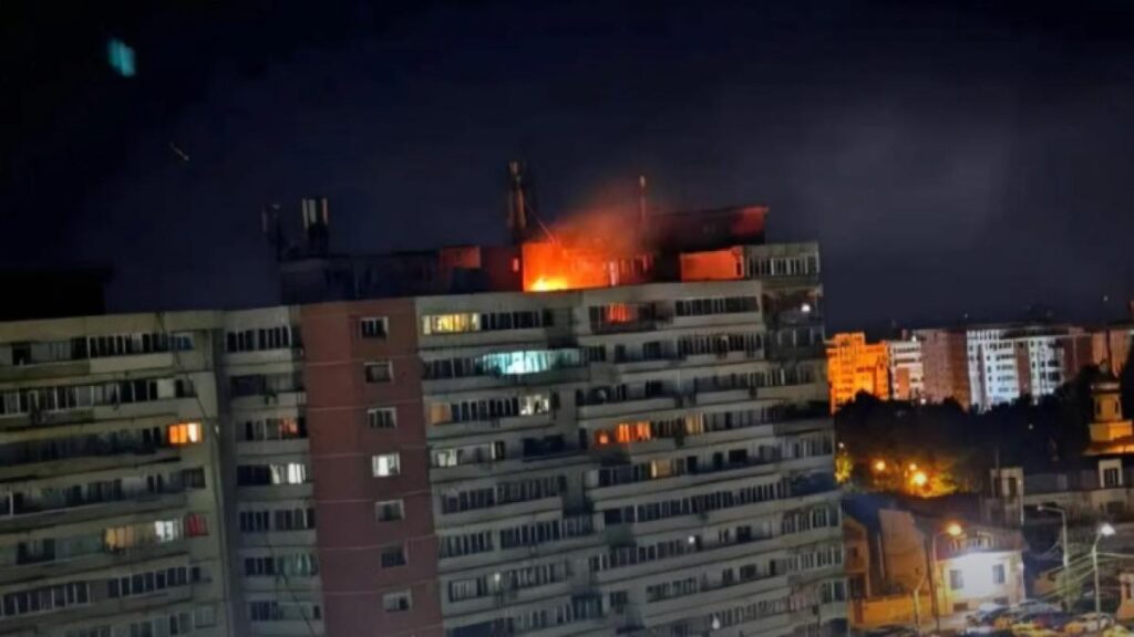 Locatarii blocului lovit de dronă la Galați se pot întoarce acasă, cu excepția celor din apartamentul avariat