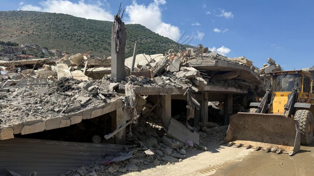 Primii salvatori au căutat printre dărâmăturile caselor distruse de atacurile israeliene din Mashghara