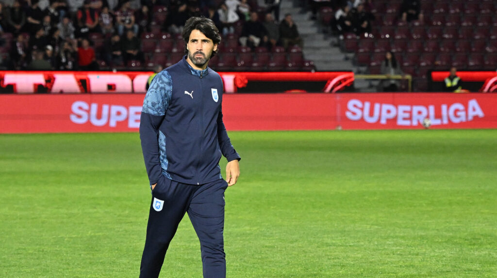 Filipe Coelho, deranjat de gazonul din Gruia: „Există riscul de accidentări!“