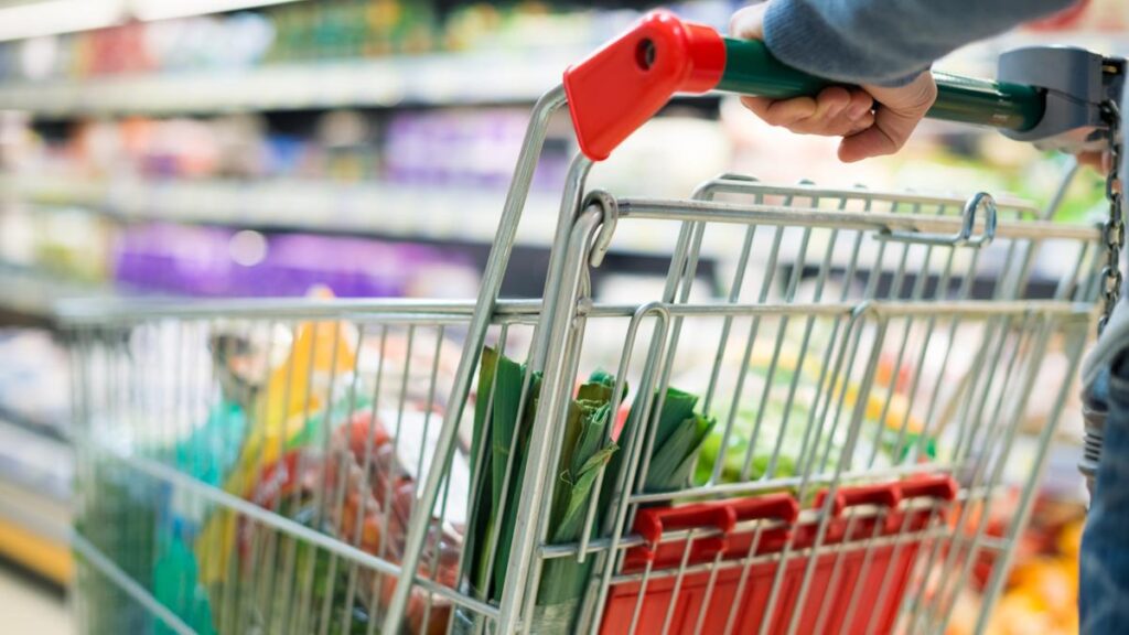Tânăr reținut după ce ar fi încercat să fure produse de peste 2.600 de lei dintr-un supermarket din Craiova