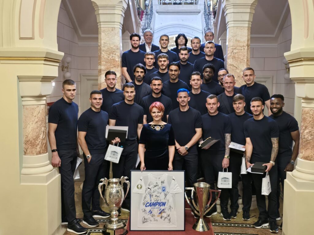 După 35 de ani, Craiova și-a îmbrățișat campionii! Alb-albaștrii au devenit Cetățeni de Onoare ai orașului
