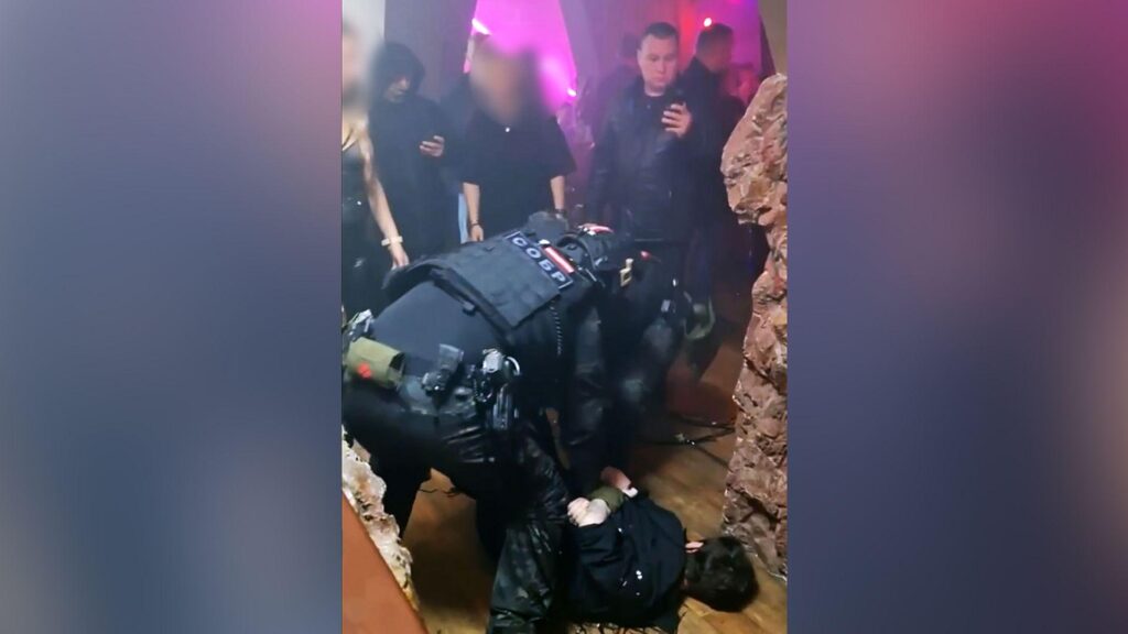 Forțele de ordine (în imagine ținând un invitat pe podea) s-au alăturat raidului asupra petrecerii Katyei