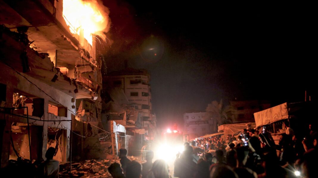 Mulțimi mari s-au adunat la locul atacului, care a lovit o clădire dintr-una dintre cele mai aglomerate zone din orașul Gaza