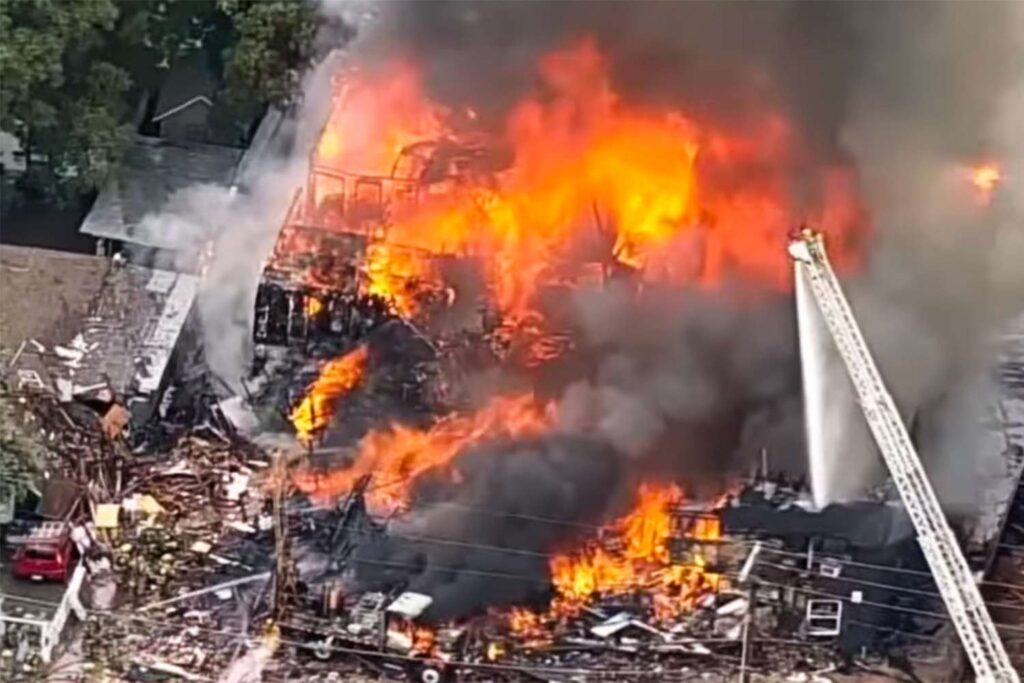 (VIDEO) Explozie devastatoare la un bloc din Dallas. Trei oameni au murit, inclusiv un copil
