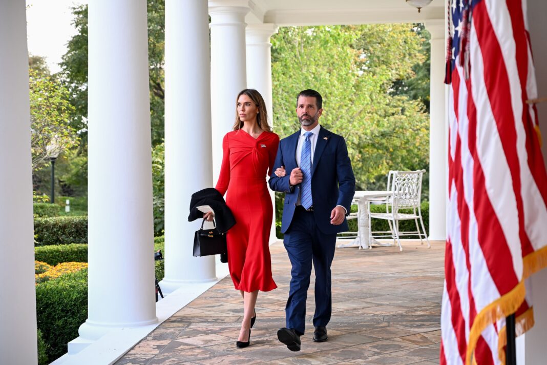 Donald Trump Jr. și Bettina Anderson sosesc la ceremonia de premiere a Medaliei Libertății pentru fondatorul Turning Point USA, Charlie Kirk, în Grădina de Trandafiri a Casei Albe, în octombrie 2025 (Alex Wroblewski/CNP/Bloomberg/Getty Images)