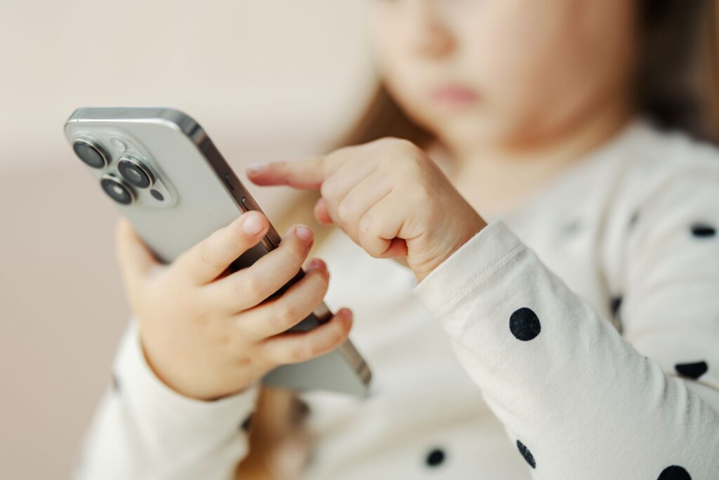 Cum afectează excesul de ecrane sănătatea copiilor și adolescenților